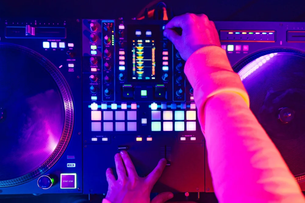 How to Use Samples and Loops In DJ Sets